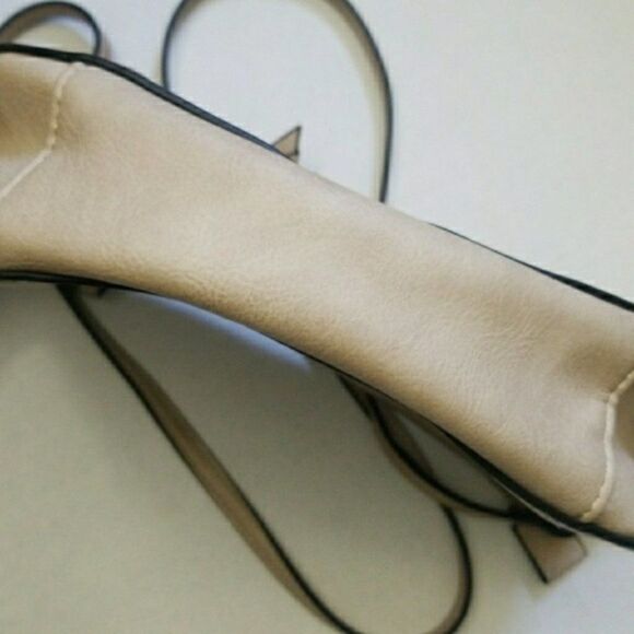 Bueno Lasercut Shoulder Bag - Picture 3 of 7